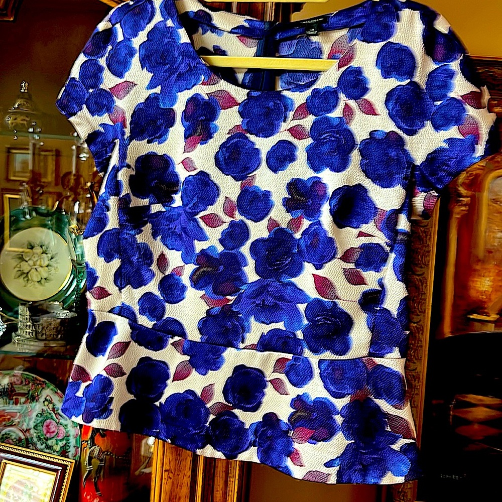 AnnTaylor peplum top.EXCELLENT condition.Feels/looks likeSilk.Enhances ur curves
